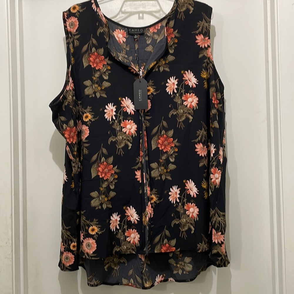 Cameo Appearance blouse. High low hem. Size 3X. New with tags.